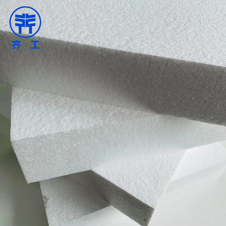   　　xps擠塑板在建筑領(lǐng)域的應(yīng)用比較廣泛。下面給大家分享一些相關(guān)知識(shí)。  　　xps擠塑板優(yōu)點(diǎn)是什么：  　　XPS擠塑板采用聚苯乙烯擠出工藝生產(chǎn)，生產(chǎn)的板材為蜂窩狀閉孔結(jié)構(gòu)，不透氣，不滲漏，因此其保溫隔熱，防水防潮效果非常好，除了材質(zhì)輕、強(qiáng)度高外，按體積每立方米僅重30公斤，但其強(qiáng)度至少可以達(dá)到250kpa，更多的可以達(dá)到550kpa。這是普通板材無法達(dá)到的指標(biāo)值。  　　因?yàn)閄PS擠塑板具有隔熱、防水、防潮、輕便、抗壓等特點(diǎn)，被廣泛應(yīng)用于各個(gè)行業(yè)。如建筑設(shè)施的外墻保溫，特別是外墻和平屋面的保溫處理，都是xps擠塑板的適用范圍。外墻掛板應(yīng)重量輕，阻燃性能好，B1、B2級(jí)外墻掛板在火災(zāi)事故發(fā)生時(shí)預(yù)防變?yōu)榭扇嘉镔|(zhì)，引發(fā)安全事故，在當(dāng)前追求低碳、生態(tài)、環(huán)保的自然環(huán)境下，外墻掛板既可以回收利用廢塑料，也可以為建筑增加一層保溫層，節(jié)約能源。  　　xps擠塑板主要用途和應(yīng)用領(lǐng)域。  　　xps擠塑板可用作地面鋪裝、機(jī)場(chǎng)道路和高速公路的地基等。擠壓板防水防潮，不易變質(zhì)或滲水，合理有效減緩道路滲漏造成的路基塌陷。  　　擠塑板是冷庫建設(shè)中不可缺少的材料。它不僅起到保溫隔熱的作用，而且由于擠塑板表面的微孔結(jié)構(gòu)，可以吸收和緩沖少量水蒸氣凝結(jié)，減少水滴的形成。冷庫專用冷庫保溫板需要非常高的厚度，10cm以上。因此，在冷庫建設(shè)中，通常采用兩層冷庫保溫板。一是增加厚度，二是將兩層塑料擠塑板交錯(cuò)排列，以增加保溫性能，避免溫度損失。  　　地板外墻也可以用阻燃板保溫。  　　xps擠塑板現(xiàn)在更多地用于家居裝飾。首先，擠塑板不是很硬，在室內(nèi)，踩人的腳會(huì)有一定的緩沖。腳感特別舒服，沒有那么硬，我們稱之為地墊寶。地墊寶就是這么一個(gè)目的，它是一種比外墻擠塑板更強(qiáng)、更大、更薄、不含阻燃劑的擠塑板。  　　以室內(nèi)放置家具為主，還需要做好經(jīng)年累月的活動(dòng)踩踏，需要相應(yīng)的強(qiáng)度;擠塑板采用蜂窩閉孔框架，確保只能使用薄層。自帶更好的保溫、防水、防潮效果，室內(nèi)地板有限。與家裝相比，地基越薄，空間環(huán)境越大，活動(dòng)越舒適。擠塑板在室內(nèi)一般來說是2公分厚，厚度就夠用。